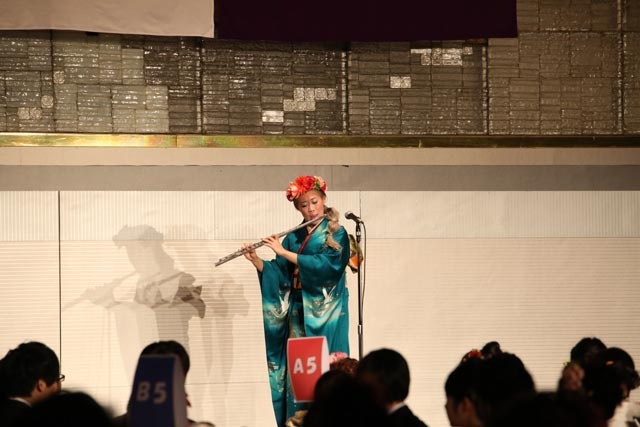 フルート演奏　新成人　新村理々愛