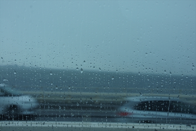バスの窓には大きな雨粒が……