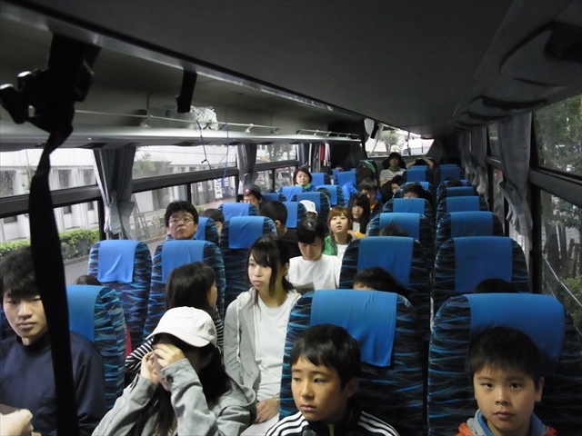 初対面なのでやや緊張した面持ちの子供たち