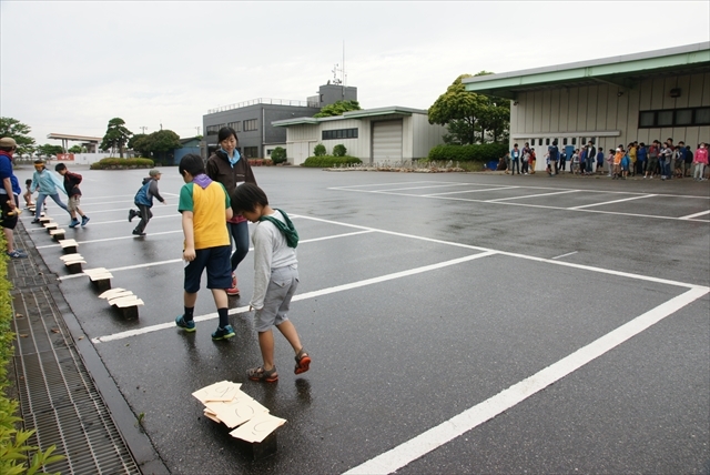 「【あ】を持ってきて!!」　「何でもいいから持ってきて〜」　「もう【ま】がない」……と叫び声が響きます
