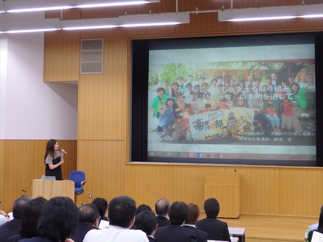 大きなスクリーンで資料を見ながらの講演でした