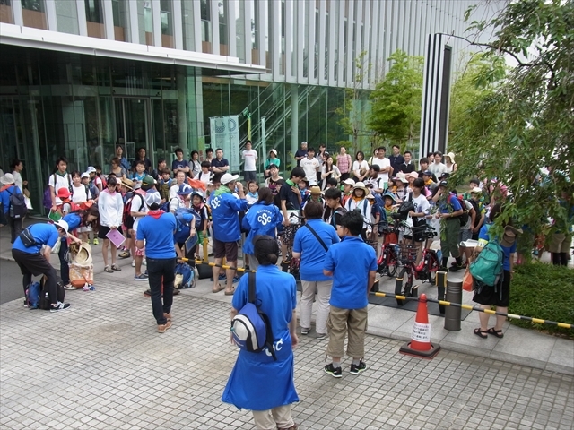 お父さんとお母さんに「行ってきまーす」