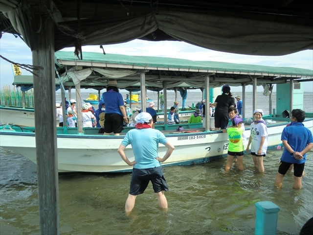 すでに水面は大人の膝くらいでした