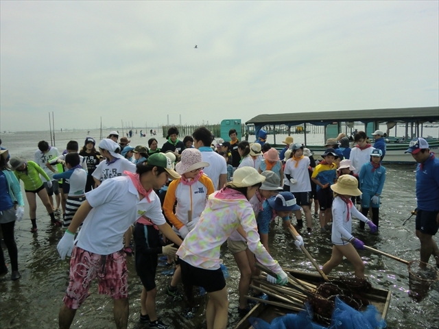 全員にタモ網が手渡され準備万端