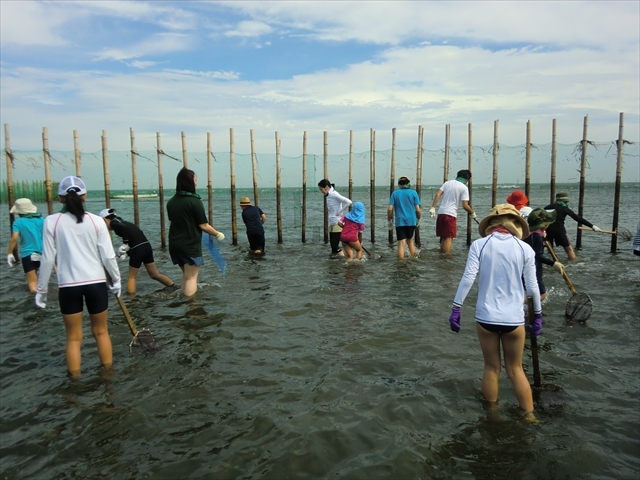 足元を泳いでいる魚が肉眼で見えるんです