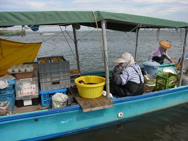 待機中の調理専用船