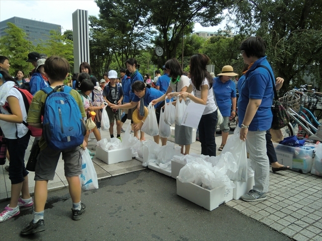 帰りに漁師さんからのお土産を配布しました