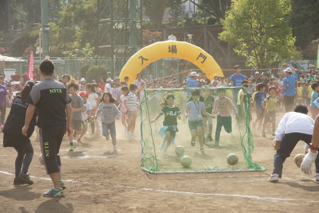 みんな元気にボールを蹴っていました