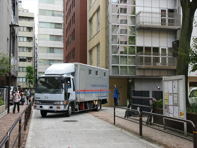 ポニーを運ぶ大きなトラック