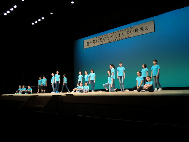 ミュージカル『アニー』で有名な「トゥモロウ」など2曲を踊り付きで披露