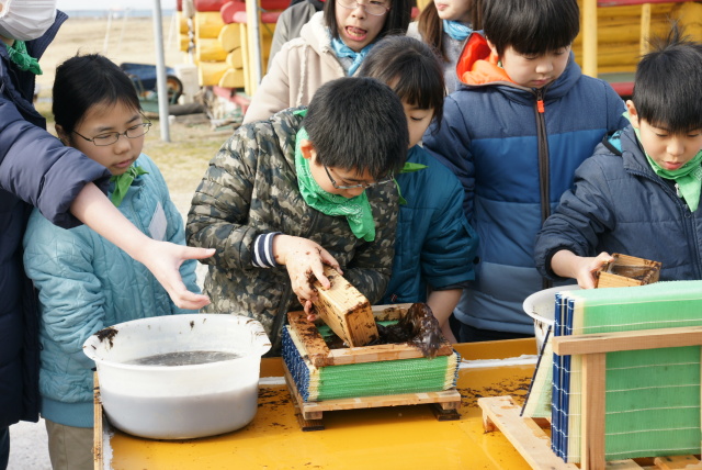 勢いあまって溢れ出しちゃってます