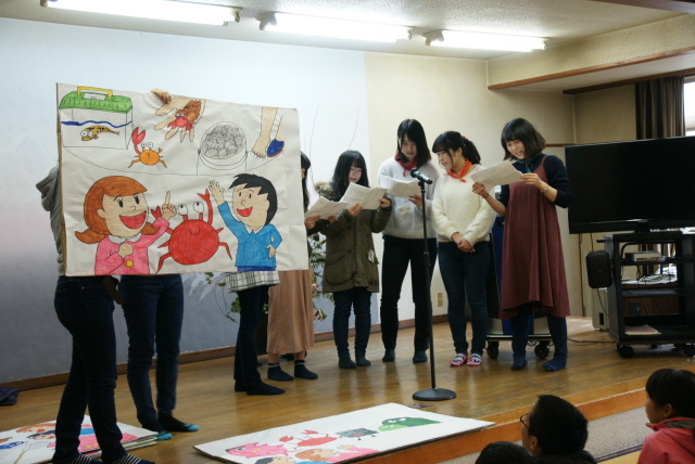 巨大な紙芝居を作ってきてくれました