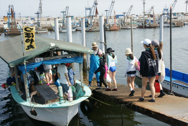 3艘の船に別れて沖へ向かいます