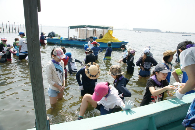 沖に着くとまだ海面は子どもの腰下くらい