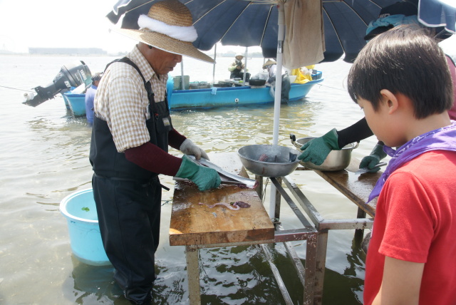 捕った魚は新鮮なうちに調理します