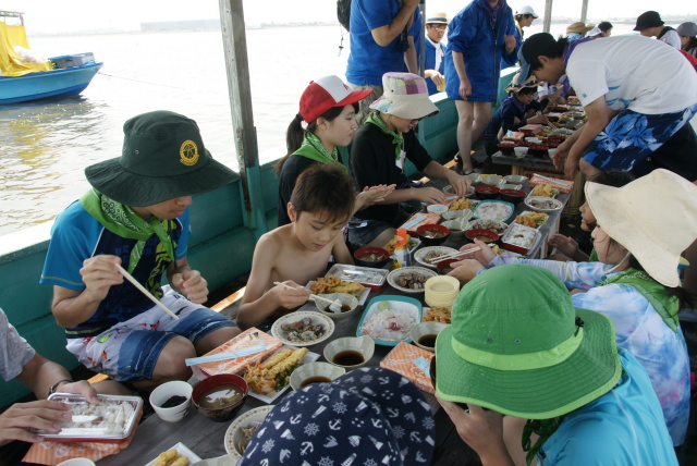 船の上で食べるランチは格別に美味しい