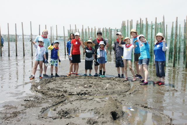 班ごとに作品と記念撮影